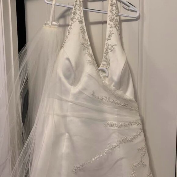 Alfred Angelo - ivory halter neck bridal gown and veil - Size 20W (USA/Canada) 2 - Picture 5 of 14